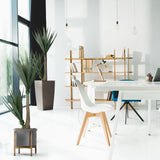 Kunstplant YUCCA in groene kleur met grijze pot en houten standaard van hjh OFFICE