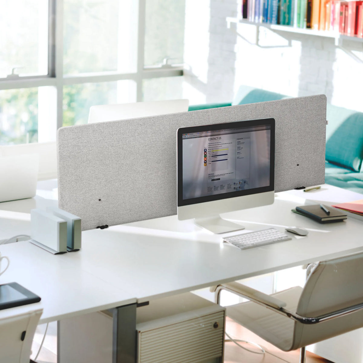 Lichtgrijs gemêleerde tafelverdeler FLEXMIUT D 180 met 180 cm breedte op een wit bureau van hjh OFFICE