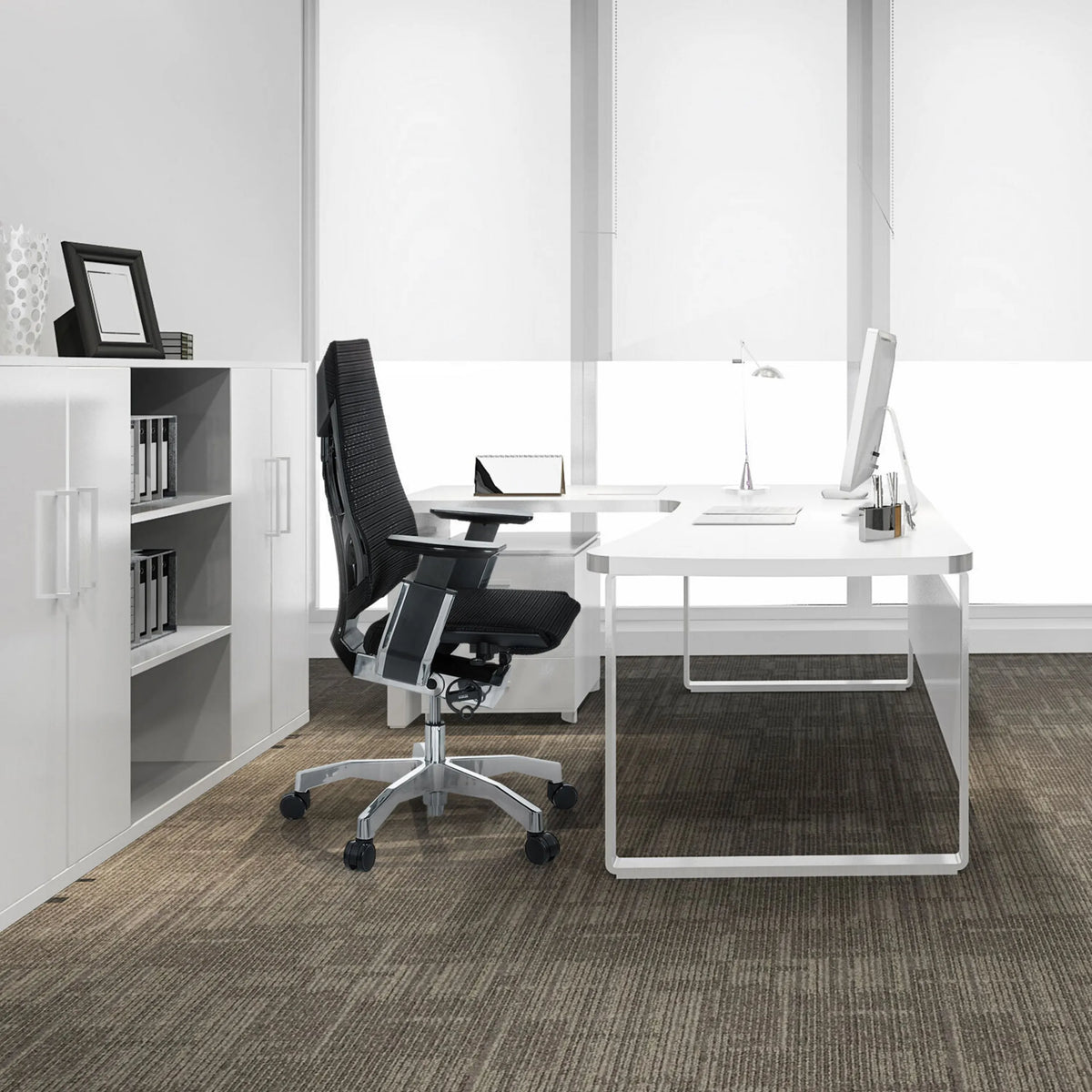 High end bureaustoel GENIDIA in zwart met netrugleuning en aluminium voetkruis van hjh OFFICE