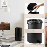 Zwarte CLEAN STEP 2 prullenbak met deksel, vuilniszak en voetpedaal van hjh OFFICE (AI-gegenereerde afbeelding)