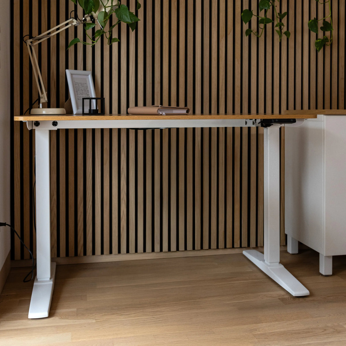 Elektrisch in hoogte verstelbaar bureau STAND BASIC in wit en eiken met twee poten van hjh OFFICE