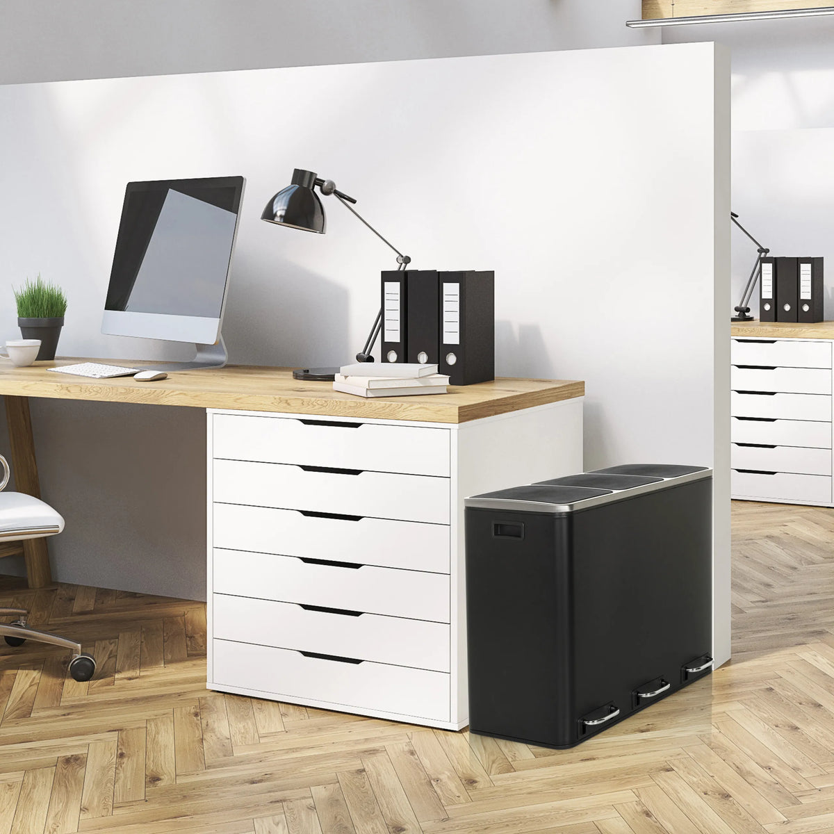 Zwarte Prullenbak Clean 9 met twee vakken naast een bureau van hjh OFFICE