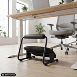 Zwarte Podi Velvet voetensteun onder een bureau van hjh OFFICE (AI-gegenereerde afbeelding)