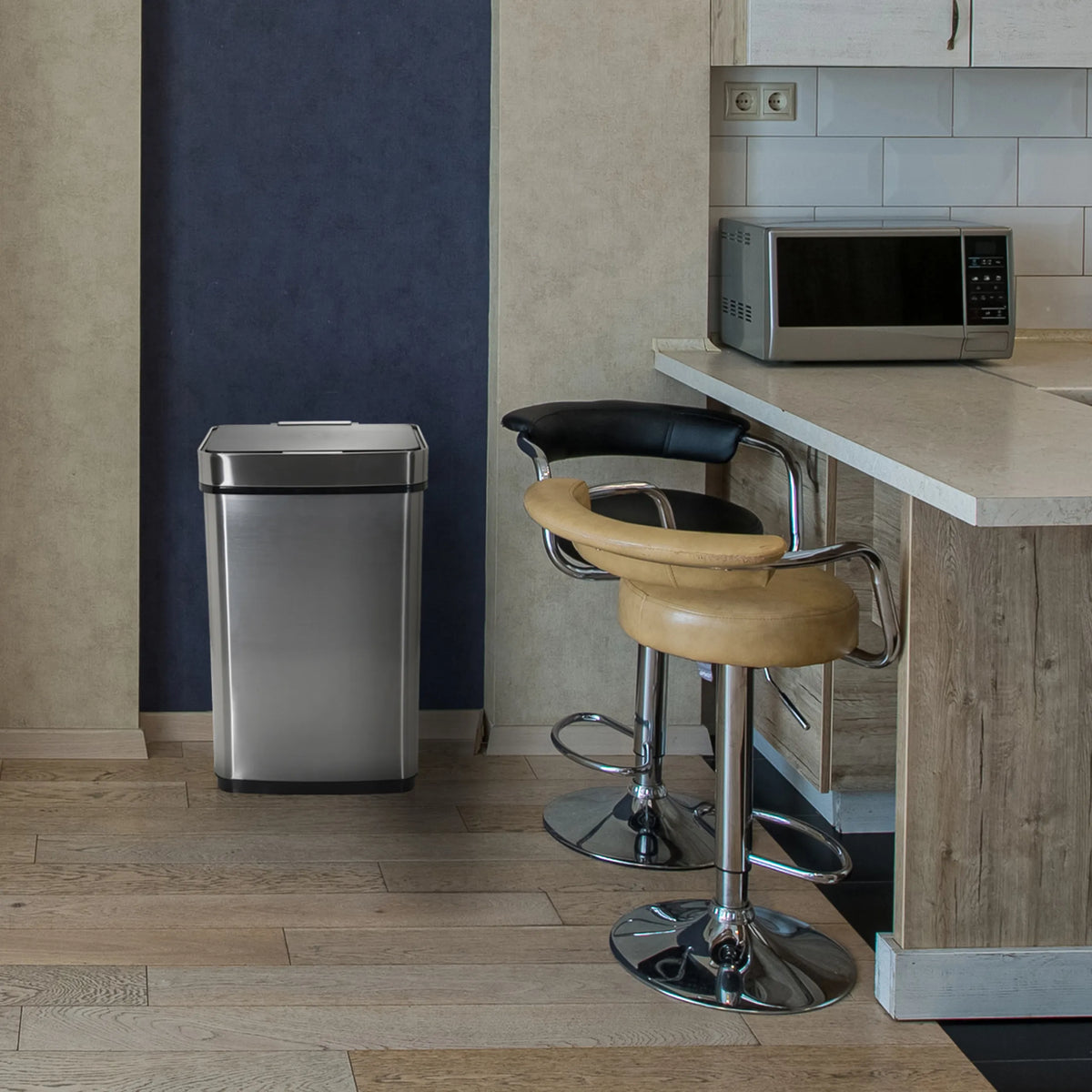 Zilverkleurige CLEAN IV sensorbak met een inhoud van 60 liter in een keuken van hjh OFFICE