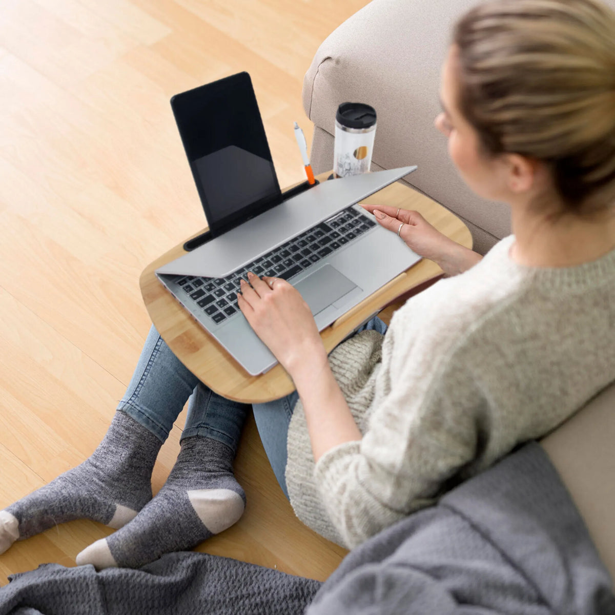 Bruine houten Laptop onderzetter COMFILAP I van hjh OFFICE met een laptop in gebruik