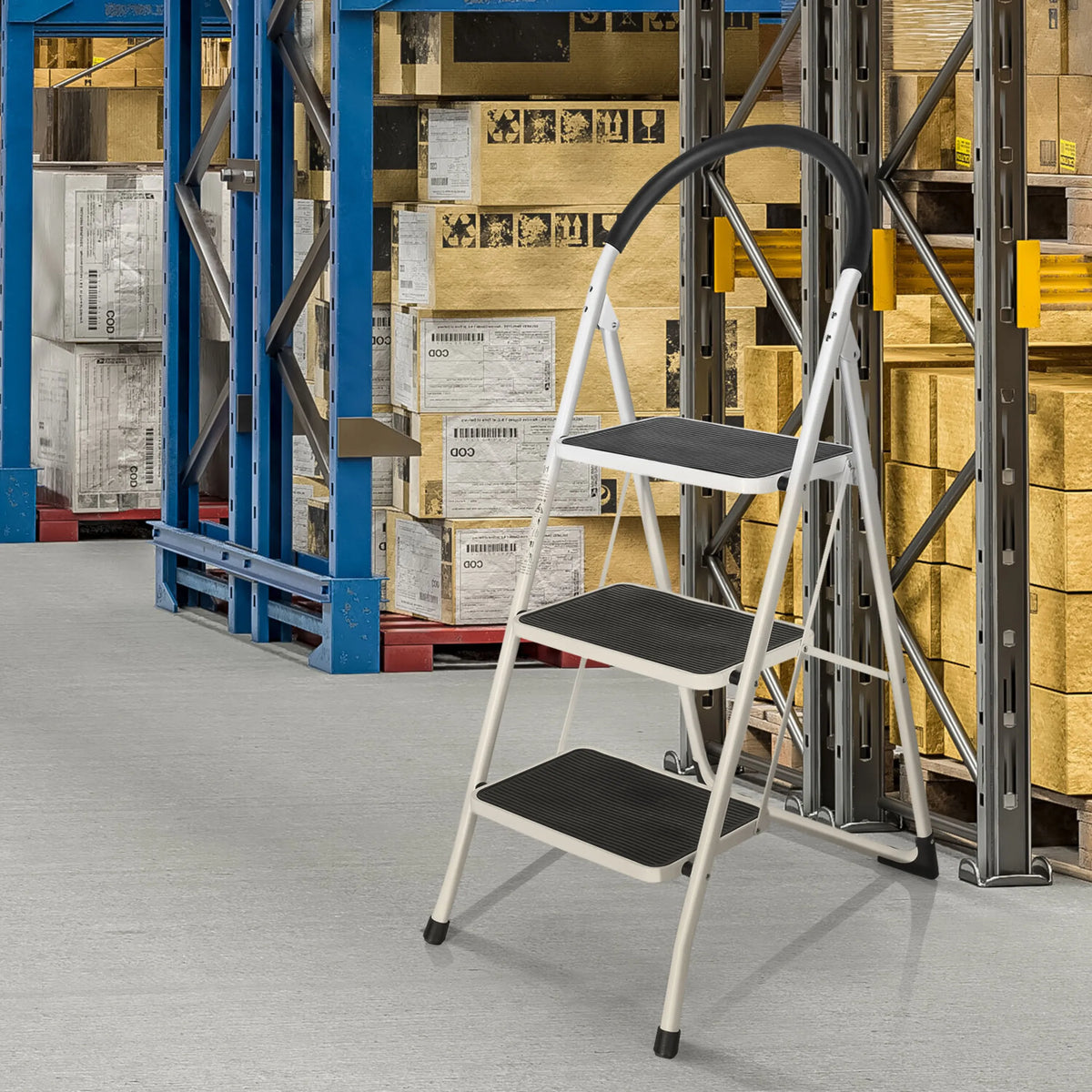 Witte klaptrap SOLID W2 met drie zwarte treden en een handgreep in een magazijn van hjh OFFICE