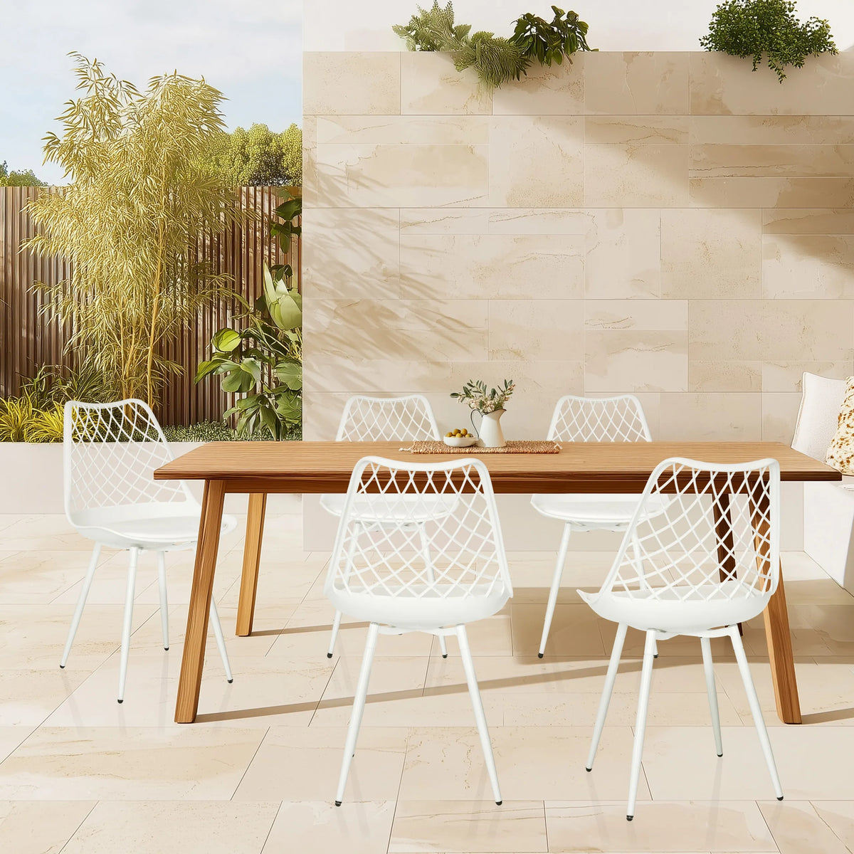 Vier witte Outdoor stoelen BEGIO S met een roosterachtige rugleuning aan een houten tafel van hjh LIVING