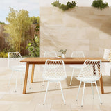 Vier witte Outdoor stoelen BEGIO S met een roosterachtige rugleuning aan een houten tafel van hjh LIVING