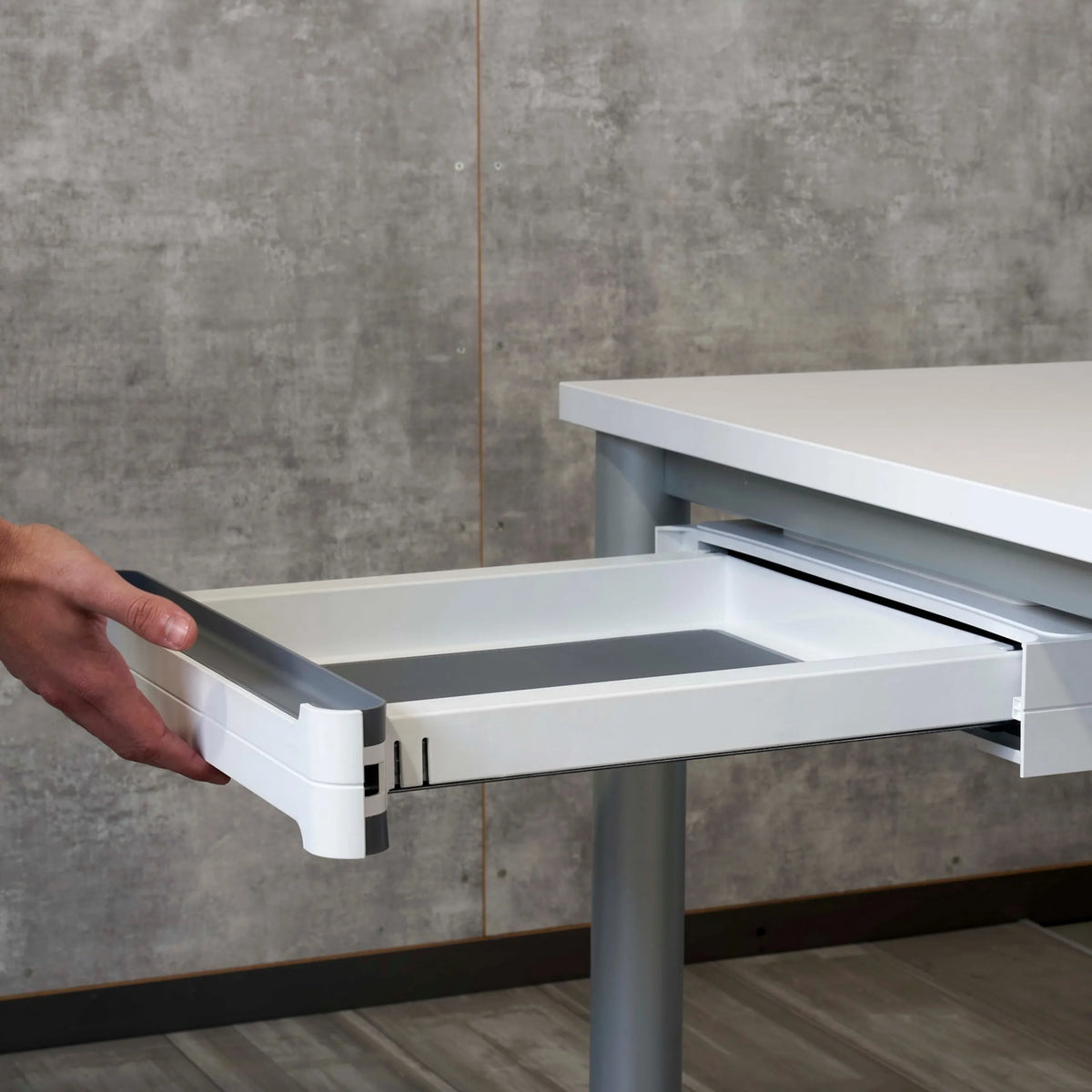 Witte onderbouwlade van de UCBS accessoires met grijze bodem en soft-stop-mechanisme van hjh OFFICE PRO