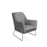 Lichtgrijze Gestoffeerde fauteuil LAGUN met donkergrijze accenten en metalen poten van hjh OFFICE – 360-gradenweergave (schuin vooraanzicht 40°)