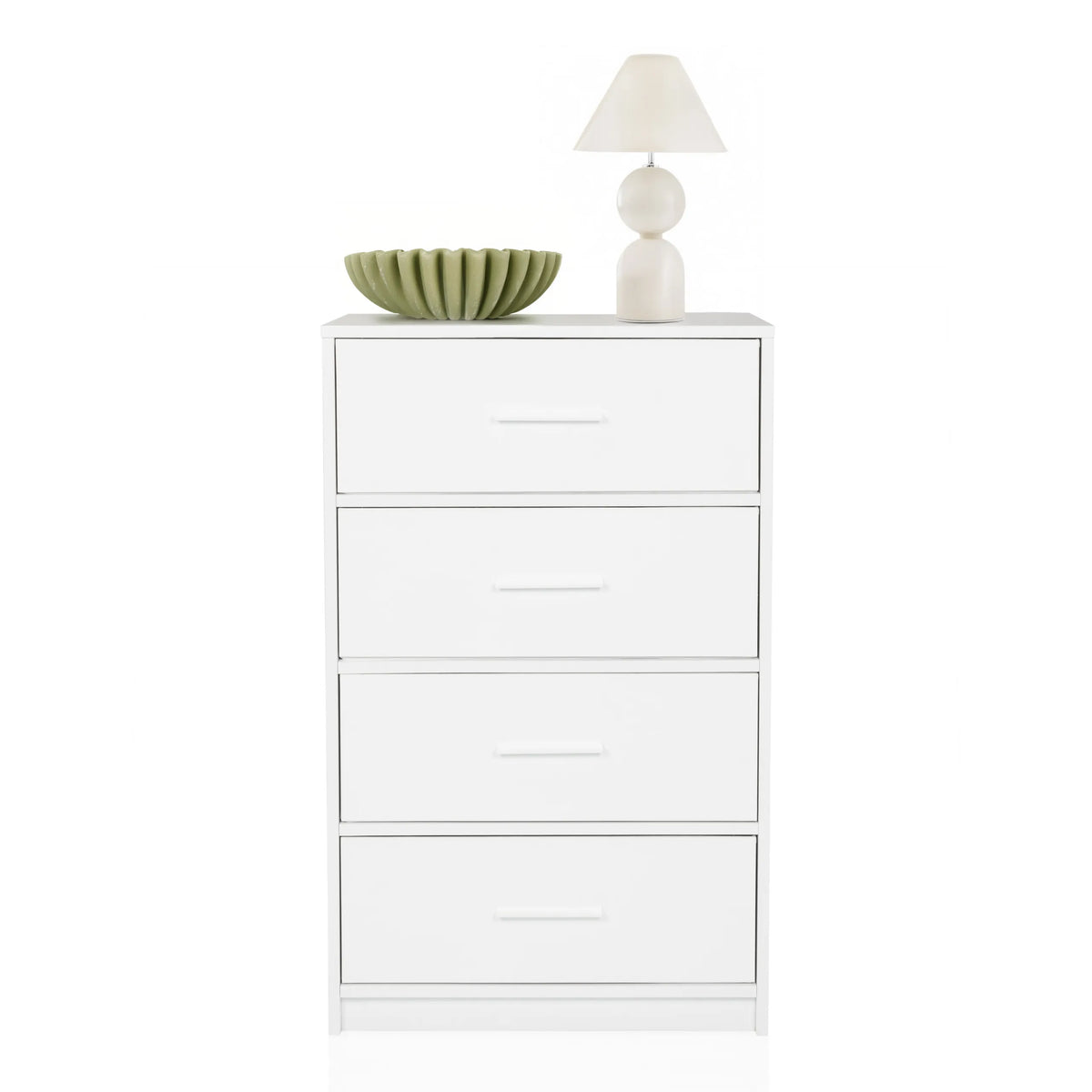 Witte commode ESTORIA met vier lades, gedecoreerd met een schaal en een tafellamp van hjh LIVING