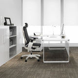 Zwarte high end bureaustoel GENIDIA PRO WHITE van leer aan een wit bureau in een kantoor van hjh OFFICE