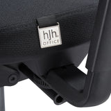 Zilverkleurig logobordje op de zwarte stoffen bekleding van de professionele bureaustoel Skandis Pro van hjh OFFICE