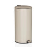 Beige prullenbak CLEAN STEP 2 met een inhoud van 30 liter en voetpedaal van hjh OFFICE