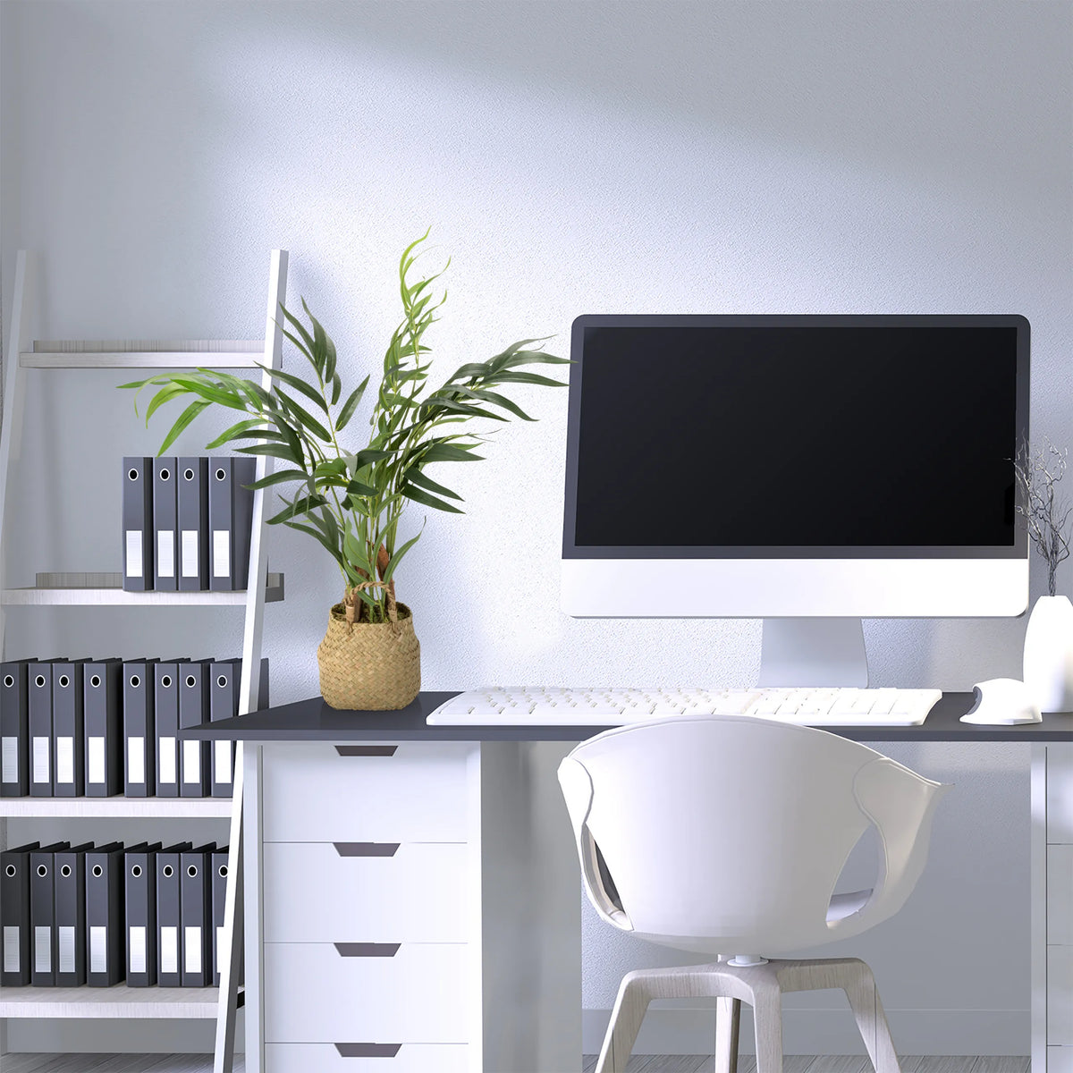 Groene Kunstplant CHAMAEDOREA in een gevlochten pot op een bureau van hjh OFFICE