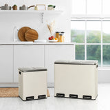 Twee beige Clean 9 prullenbakken met zilverkleurige deksels en handvatten in een lichte keuken van hjh OFFICE