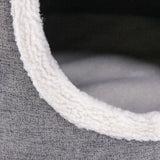 Grijze stoffen bekleding en zachte witte pluche rand van de PAWY R kattengrot van hjh LIVING