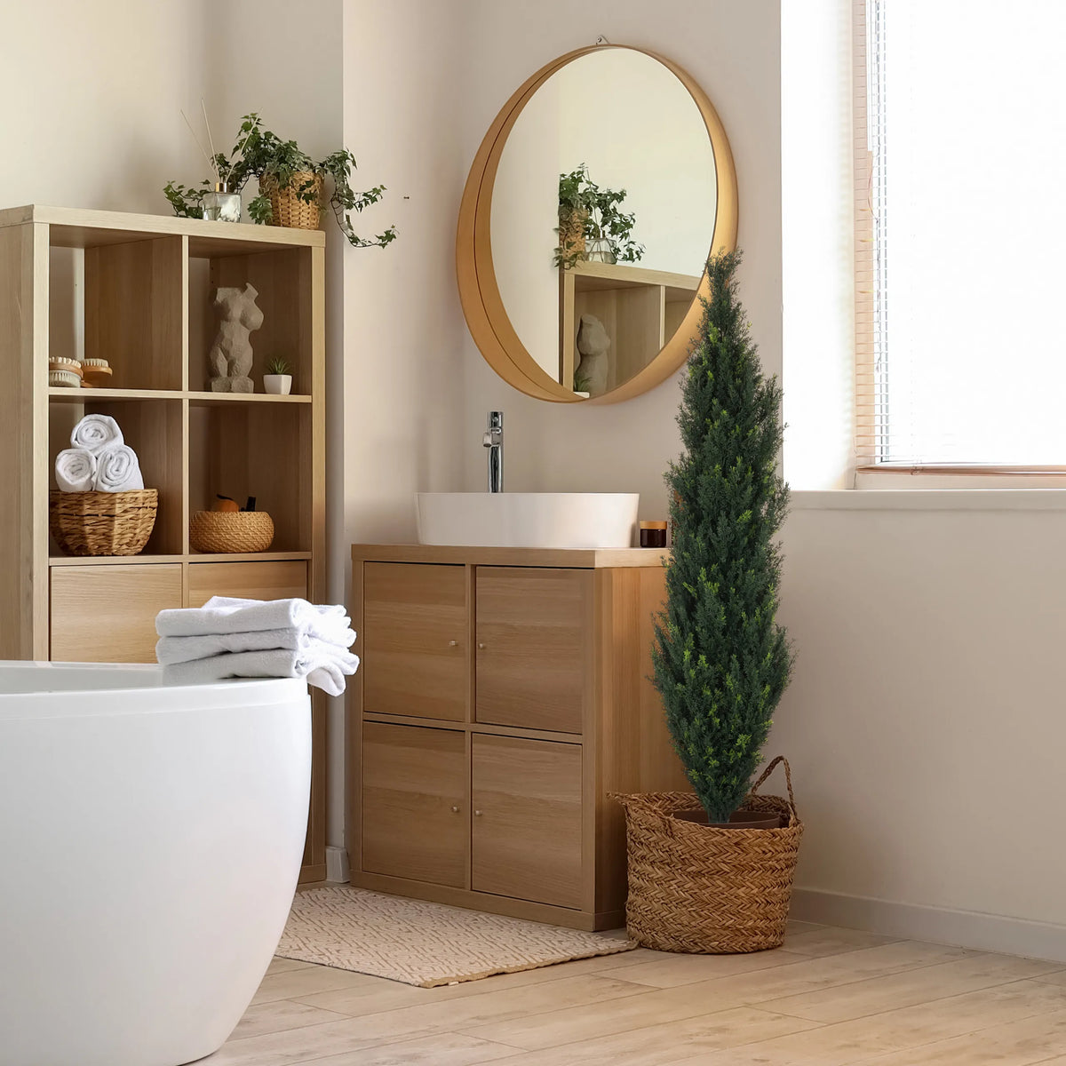 Groene kunstplant CEDRUS in een gevlochten mand naast een badkamerkast van hjh OFFICE