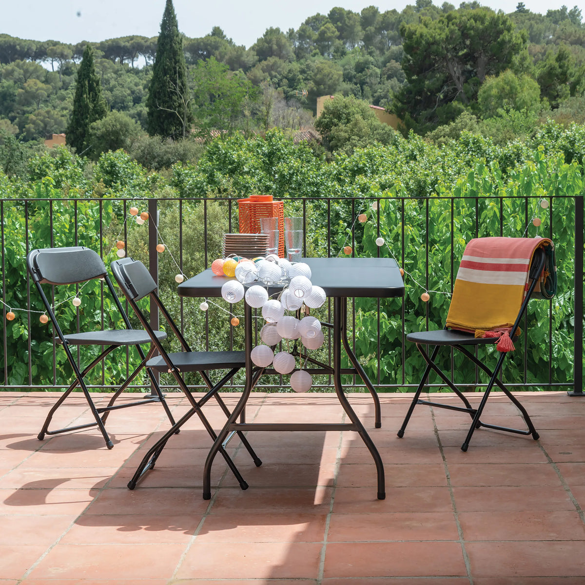 Drie zwarte TUDELA XXL B outdoor stoelen met een vierkante tafel op een terras van hjh OFFICE