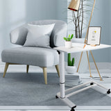Wit Zit- Sta bureau STAND II op wieltjes naast een grijze fauteuil van hjh OFFICE