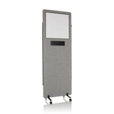 Lichtgrijze Scheidingswand FLEXMIUT WB met geïntegreerd whiteboard en zwenkwielen van hjh OFFICE – 360-gradenweergave (vooraanzicht 15°)