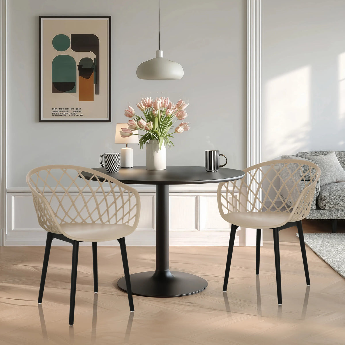 Twee beige BEGIO Shell-stoelen met netvormige rugleuning en zwarte poten aan een ronde tafel van hjh OFFICE