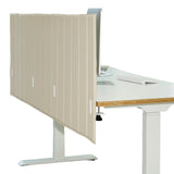 Beige tafelverdeler FLEXMIUT ROLL met verticale stiknaden aan een bureau van hjh OFFICE