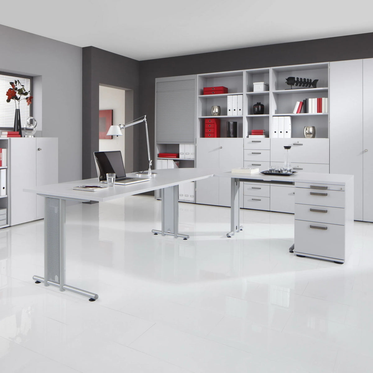 Schreibtisch NANO 19 S in Grau und Silber mit Maßen von 180 × 80 cm im modernen Büro von hjh OFFICE PRO