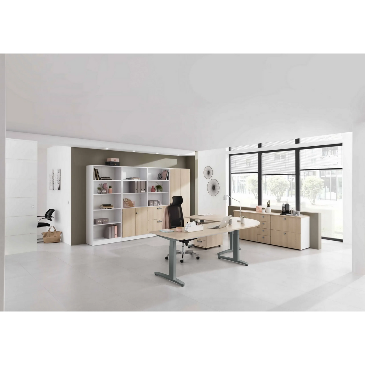 Hoogteverstelbaar bureau XTRA XB 16 GG in essen eiken met twee grijze onderstellen van hjh OFFICE PRO
