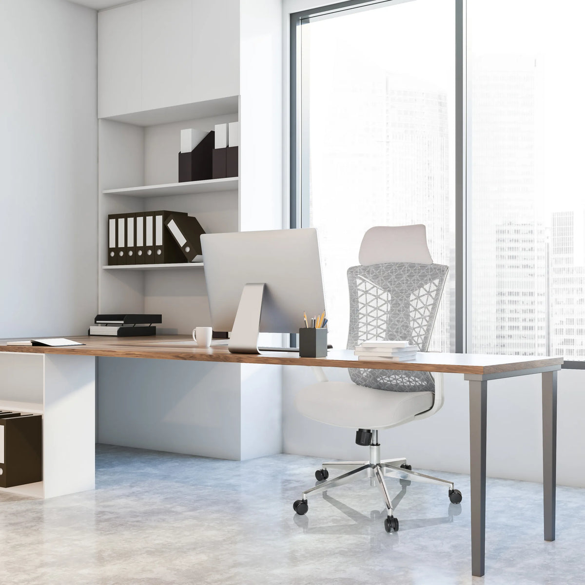 Grijze professionele bureaustoel FALEO W met netrugleuning aan een bureau van hjh OFFICE
