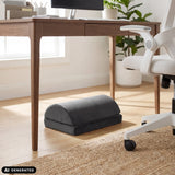 Zwarte Podi Velvet 1 voetensteun onder een bureau van hjh OFFICE (AI-gegenereerde afbeelding)