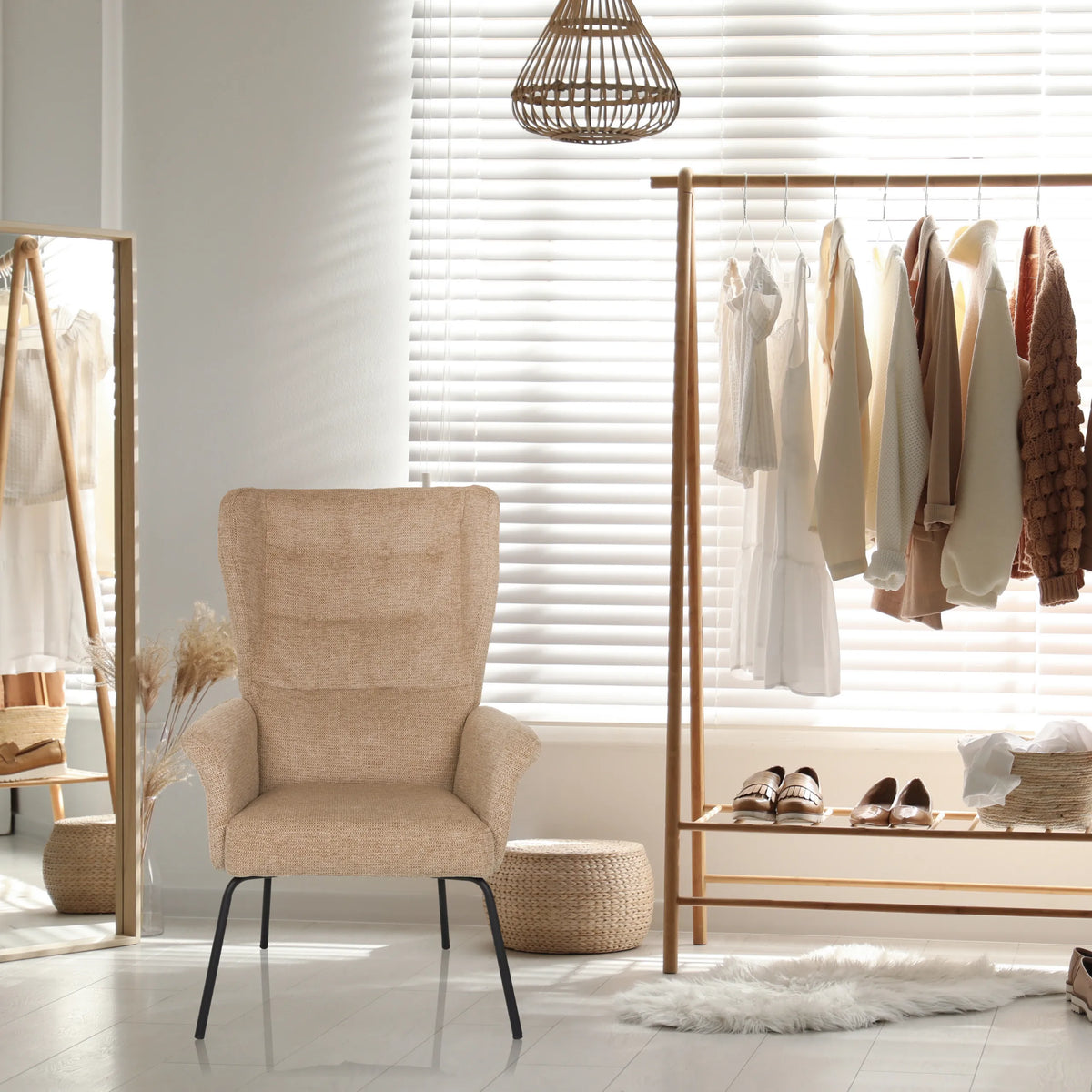 Beige Gestoffeerde fauteuil HAVENIO met vier zwarte metalen poten van hjh LIVING