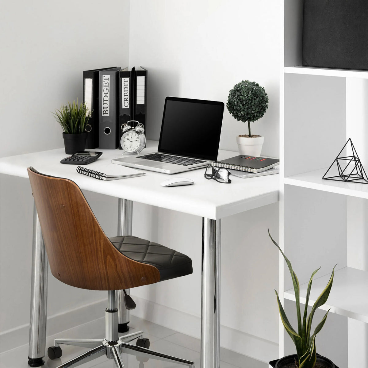 Thuisgebruik bureaustoel CENCA in zwart met houten schaal en gesteppelde bekleding van hjh OFFICE