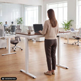 Elektrisch in hoogte verstelbaar bureau Worktime Plus in walnoot en wit van hjh OFFICE (AI-gegenereerde afbeelding)