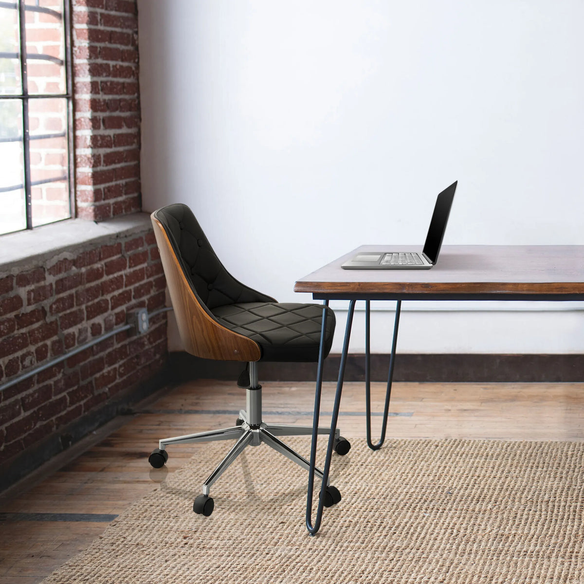 Thuisgebruik bureaustoel CENCA in zwart met houten schaal en stervormig onderstel op zwenkwielen van hjh OFFICE