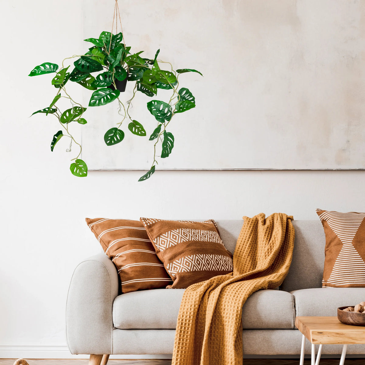Groene Kunstplant MONSTERA CLIMB als hangplant tegen een lichte muur van hjh OFFICE