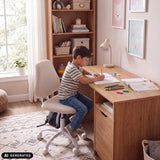 Beige Lumikid kinder bureaustoel aan een bureau van hjh OFFICE (AI-gegenereerde afbeelding)