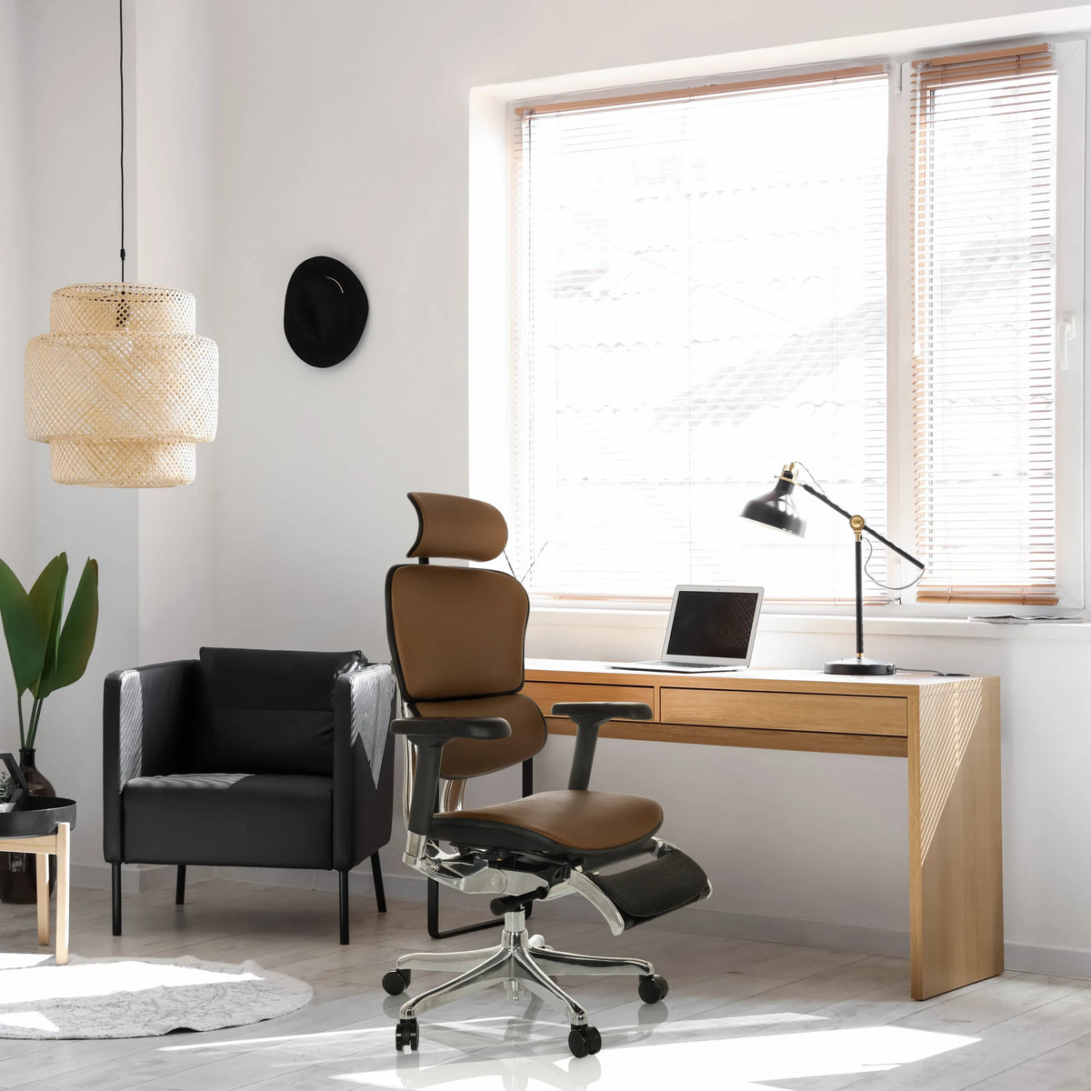 Luxe directiestoel ERGOHUMAN PLUS LEGPRO GEN2 van bruin leder met hoofdsteun en verchroomd onderstel van hjh OFFICE
