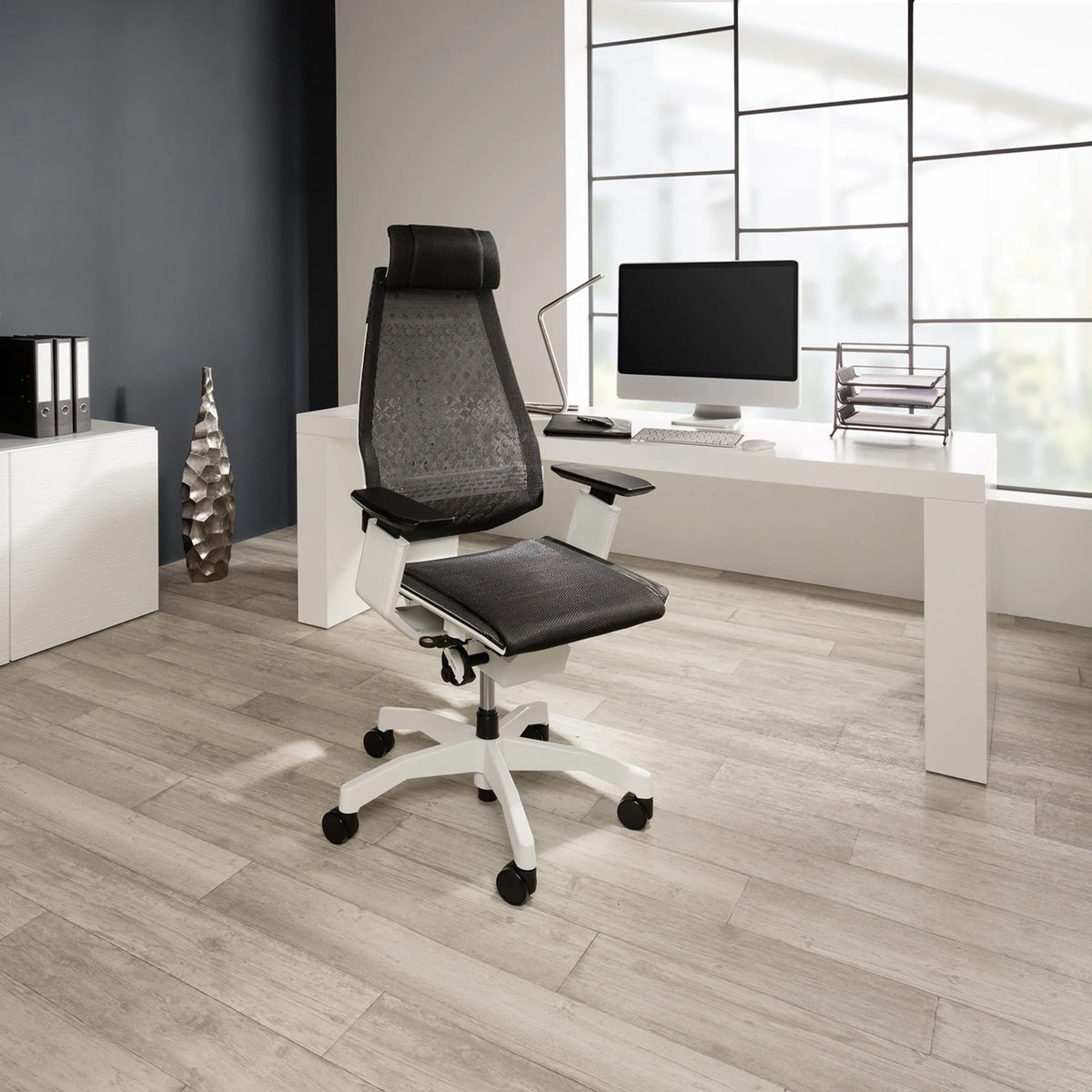 High end bureaustoel GENIDIA PRO WHITE in het zwart met netrugleuning en wit onderstel van hjh OFFICE