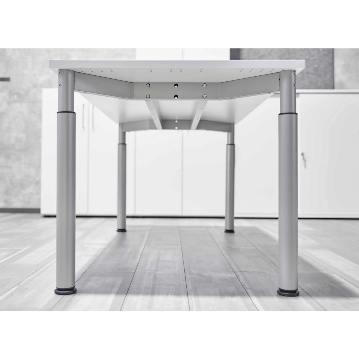 Unterkonstruktion mit silbernen Tischbeinen des höhenverstellbaren Schreibtischs YAMA 16 S von hjh OFFICE PRO