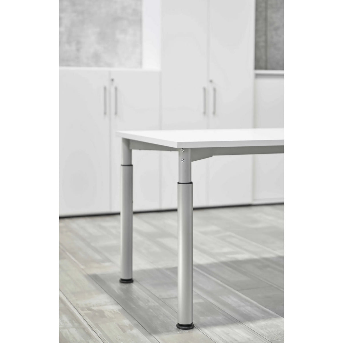 Zilverkleurige tafelpoten van het bureau YAMA 8 S uit de YAMA-serie van hjh OFFICE PRO
