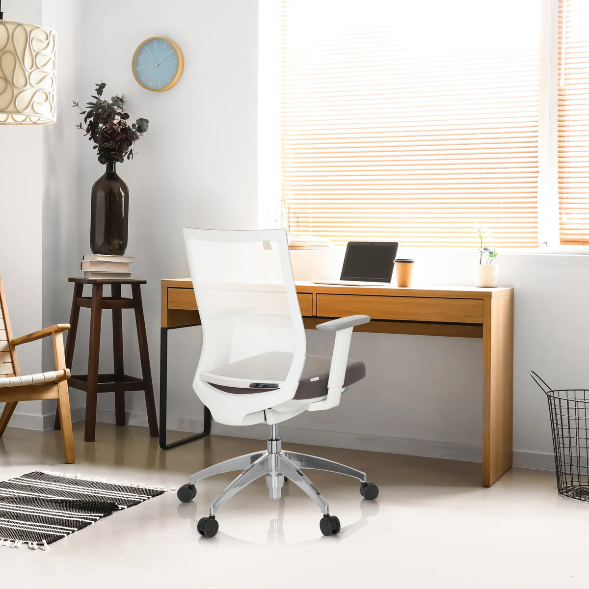 Professionele bureaustoel ASPEN WHITE in grijs en wit met netrugleuning en armleuningen aan een bureau van hjh OFFICE