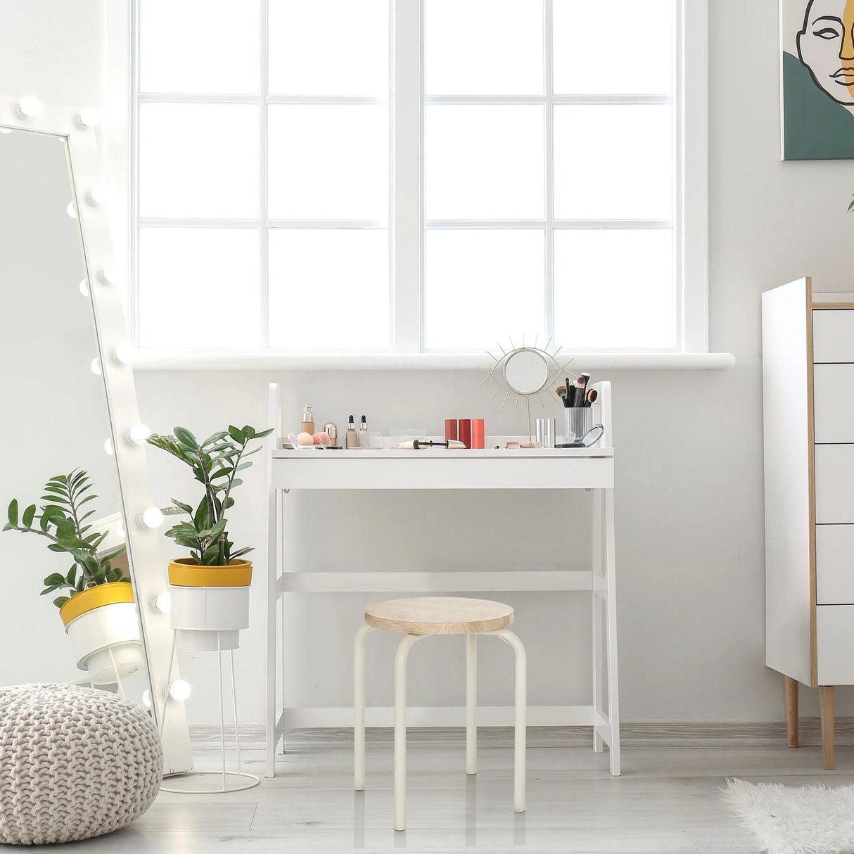 Kruk ALRANDA in het wit met een zitting in eikenlook voor een witte kaptafel van hjh LIVING