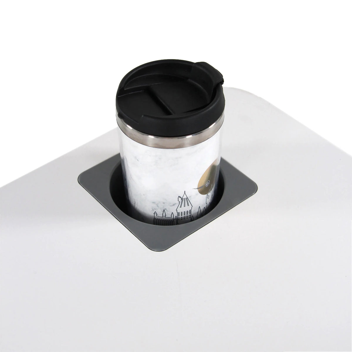 Geïntegreerde bekerhouder met thermobecher op het witte tafelblad van het STAND VM-SU I zit-sta bureau van hjh OFFICE