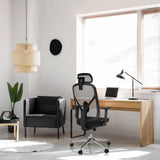 Profi-Bürostuhl RALOO PRO in Schwarz mit Netzrückenlehne und Kopfstütze an einem Schreibtisch von hjh OFFICE