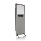 Lichtgrijze Scheidingswand FLEXMIUT WB met geïntegreerd whiteboard en zwenkwielen van hjh OFFICE – 360-gradenweergave (schuin vooraanzicht 30°)