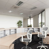 Twee grijze Baliestoelen TOP WORK 108 W met wit onderstel en armleuningen aan een receptiebalie van hjh OFFICE