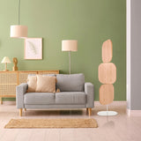 Beige scheidingswand FLEXMIUT W met drie afgeronde houten elementen op een witte voet van hjh OFFICE