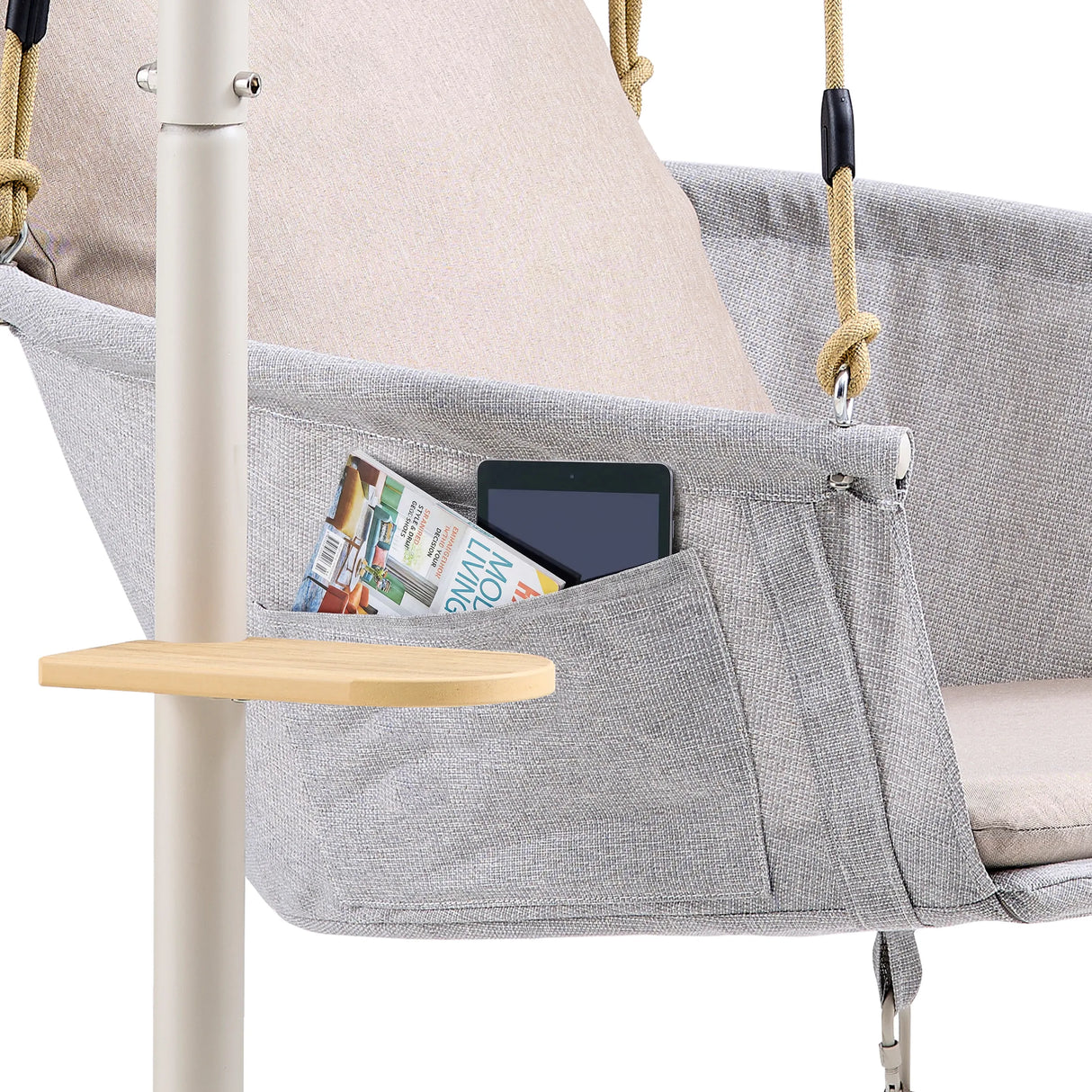 Seitentasche mit Magazin und Tablet des Hängesessels Skylo von hjh LIVING