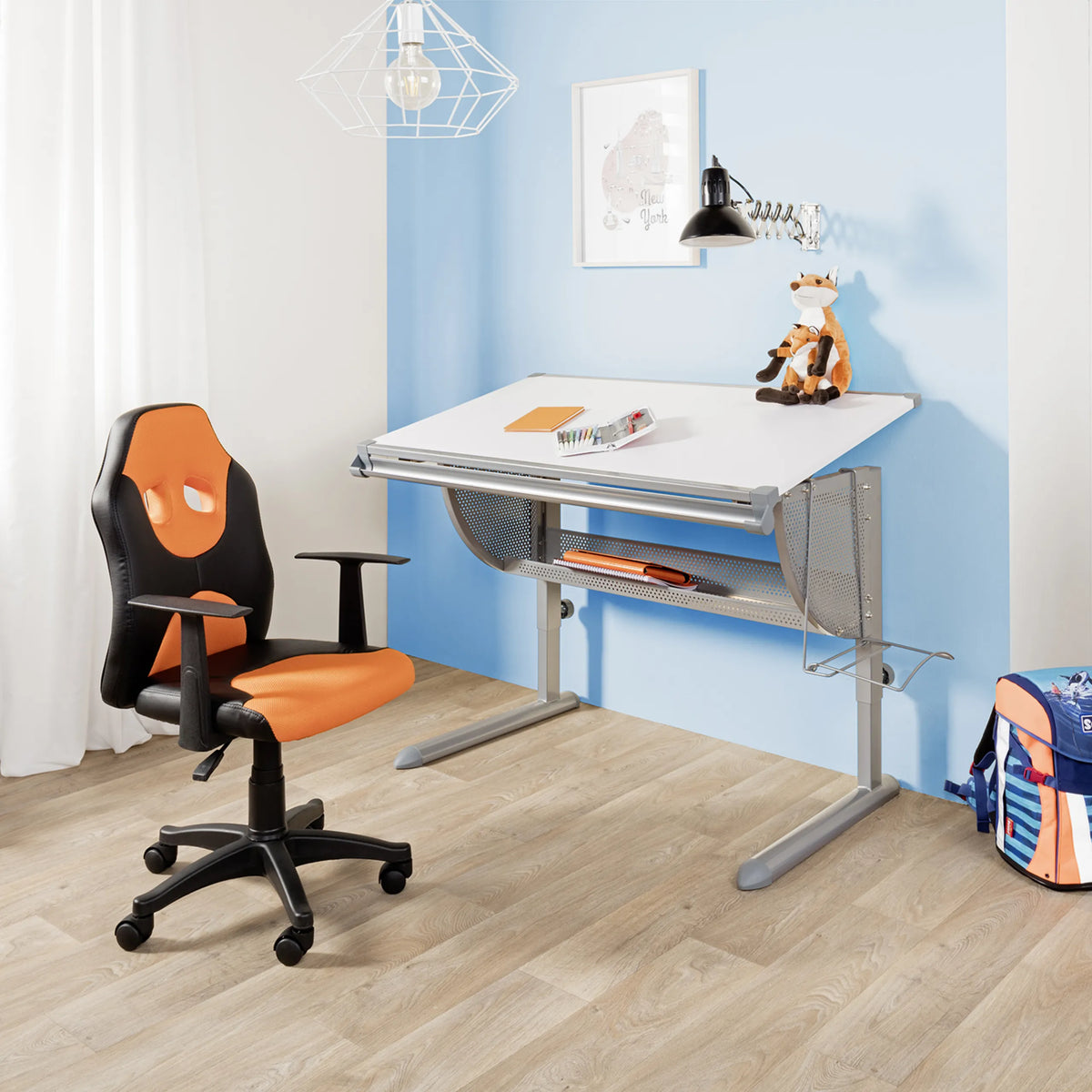 Kinder bureaustoel KID GAME AL in zwart en oranje met zwenkwielen en armleuningen van hjh OFFICE